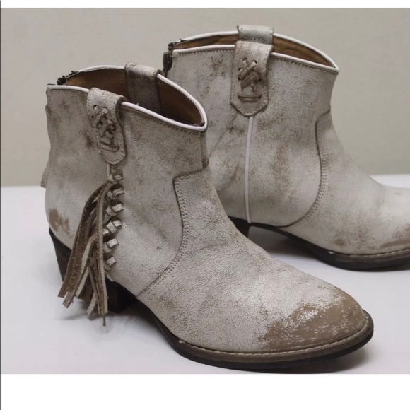 New Very Volatile Women Ankle Boots Distressed White Tassel Leather 6.5 Cowboy - Picture 1 of 3